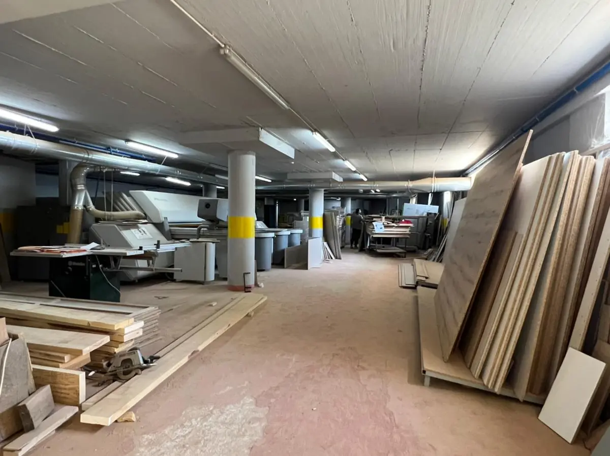 Linja e prodhimit në fabrikën e Monir Furniture