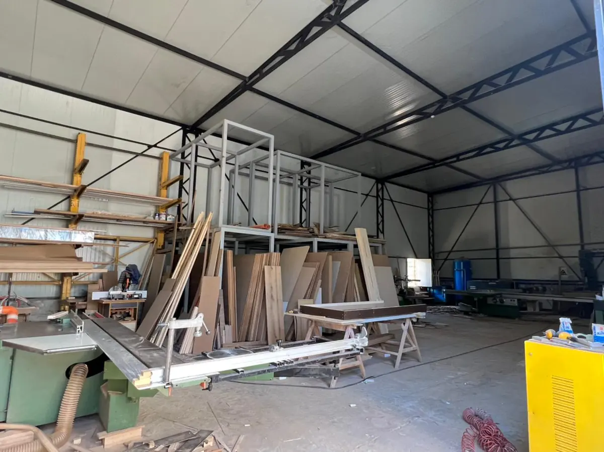 Depoja e lëndës së parë në fabrikën e Monir Furniture