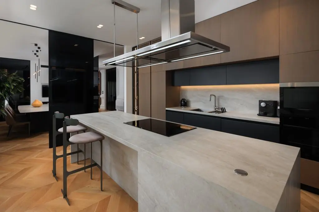 Apartament me parket spinë — kuzhinë ishull
