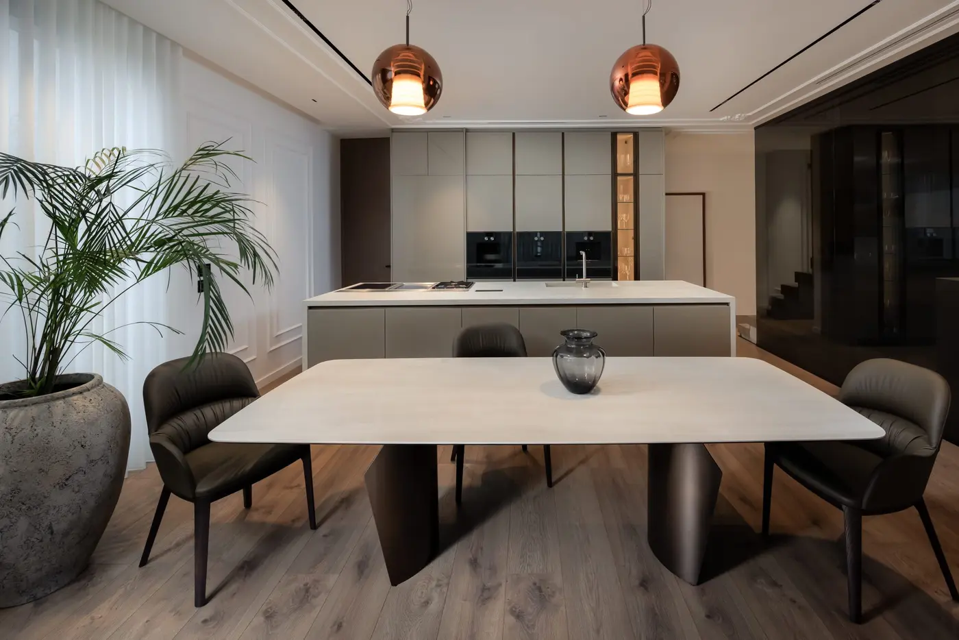 Penthouse në Tiranë — kuzhinë dhe ngrënie